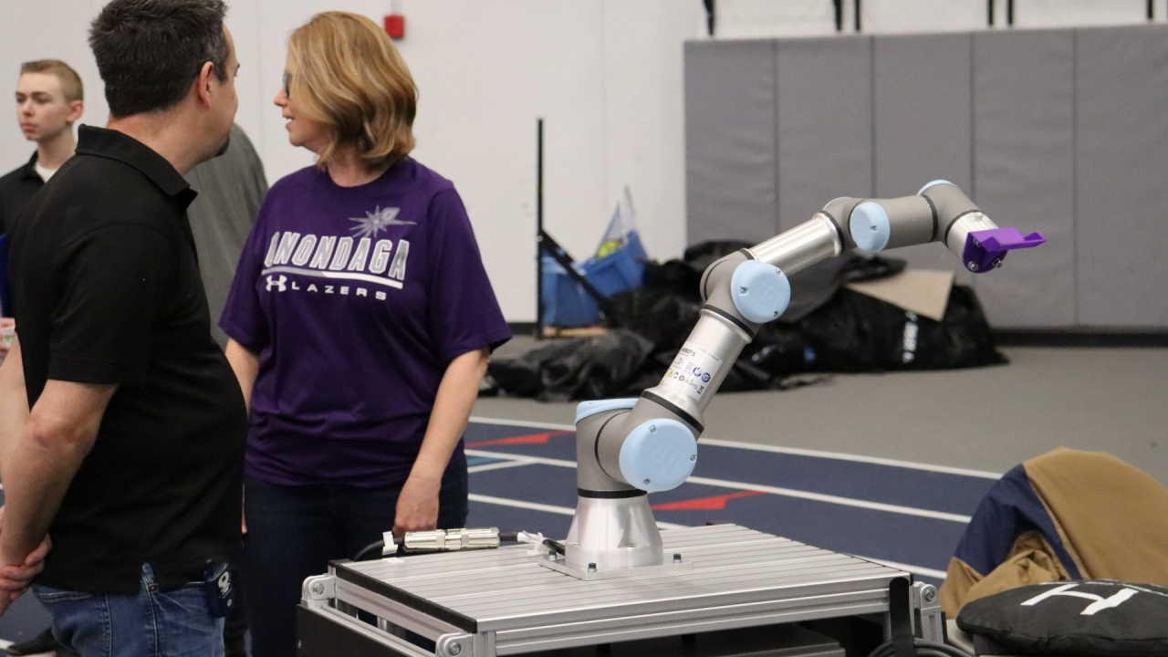 “An artificial intelligence robot arm was trying to lifting and modifying the human action ”