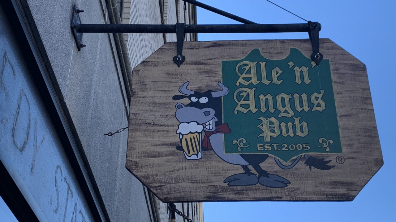 Sign outside Ale 'n' Angus Pub with restaurant name.