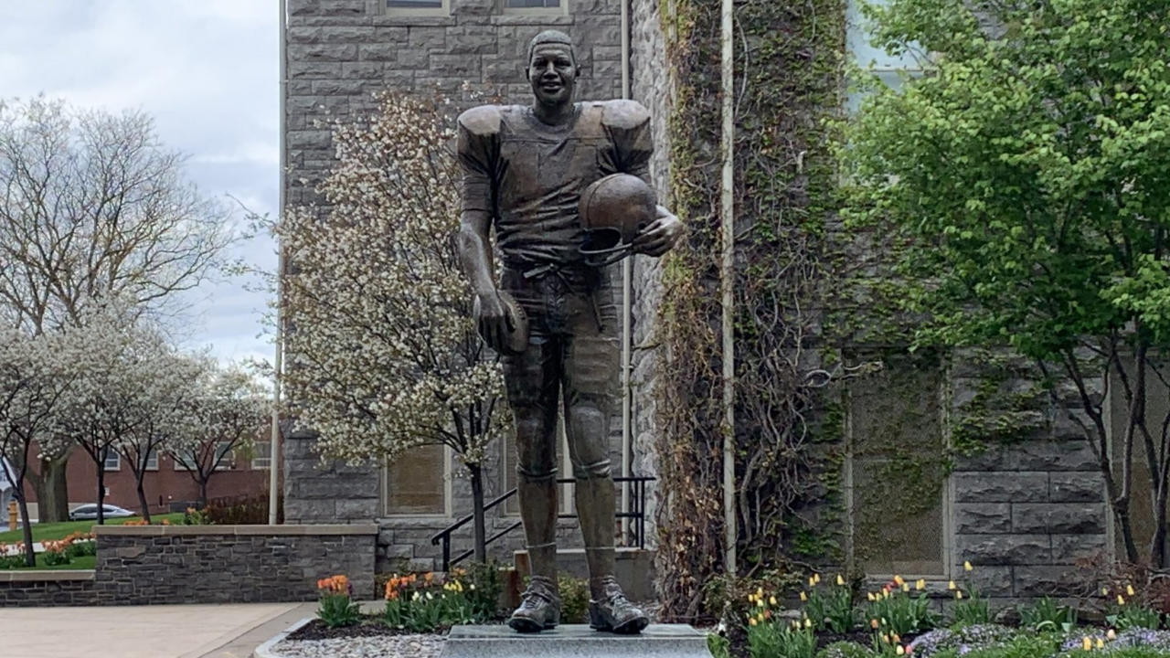 Ernie Davis Statue on SU Campus