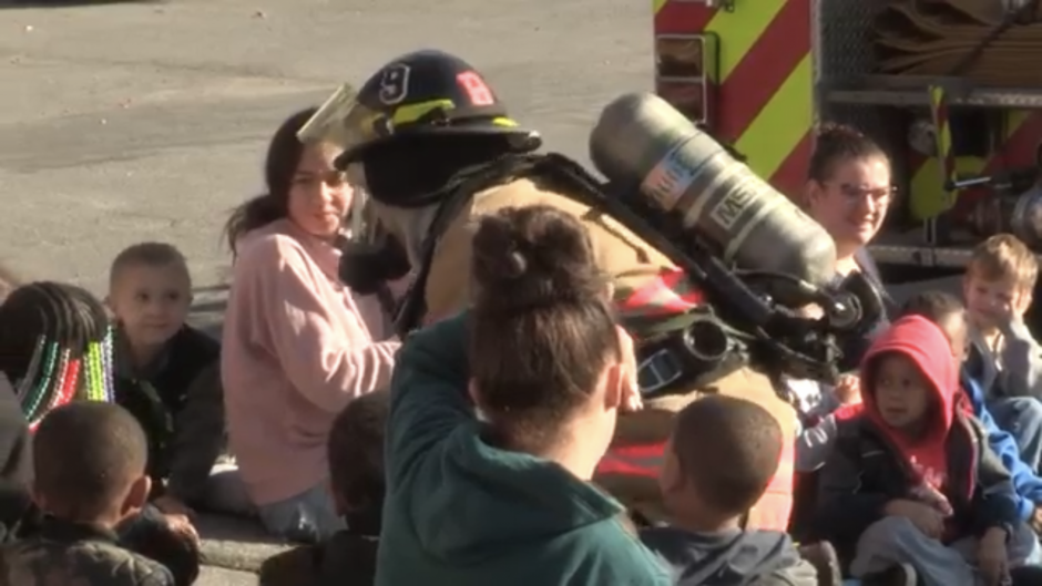 Syracuse Firefighter talking to kids
