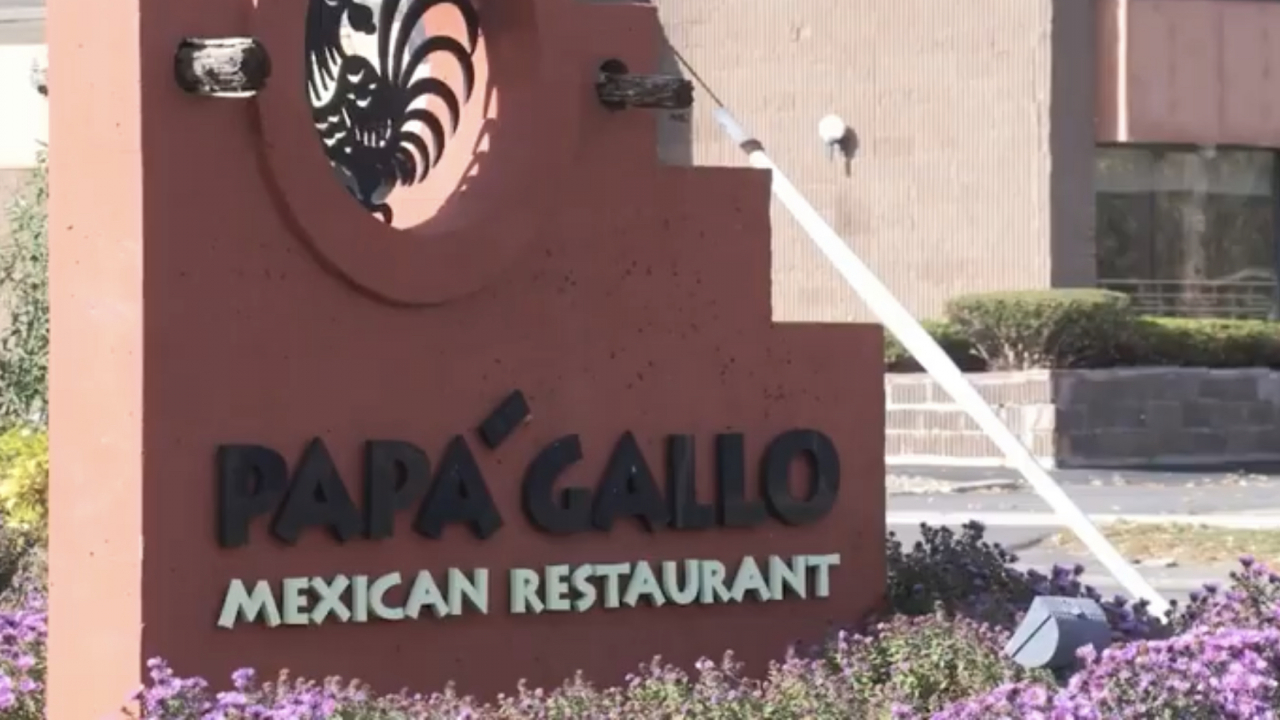 Sign that says "Papa Gallo Mexican Restaurant"