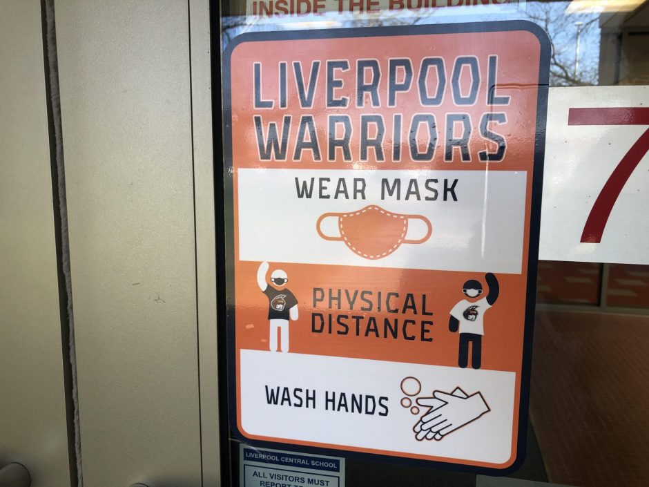 Sign saying to wear a mask