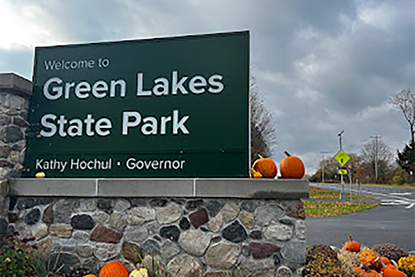 A sign welcomes visitors to Green Lakes State Park.