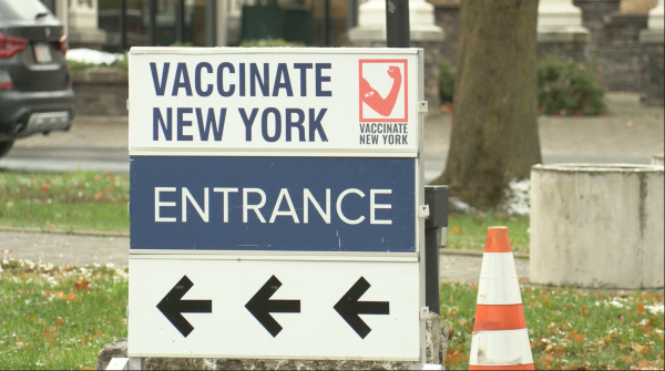 A sign directs people to the vaccine clinic.