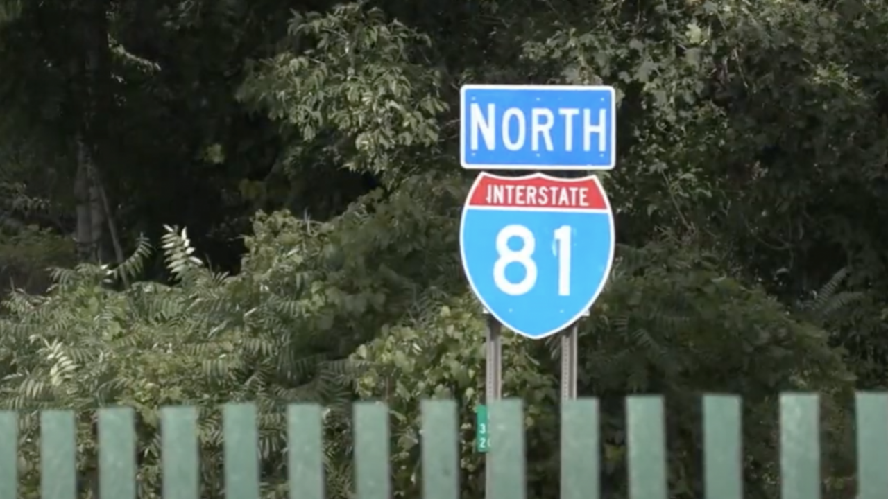 An I-81 North sign before the Harrison St and Adams St Exit in Syracuse, New York