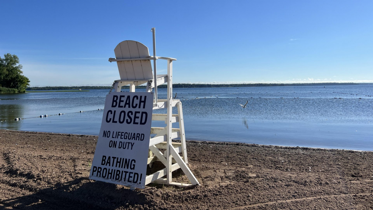 empty life guard chair and sign
