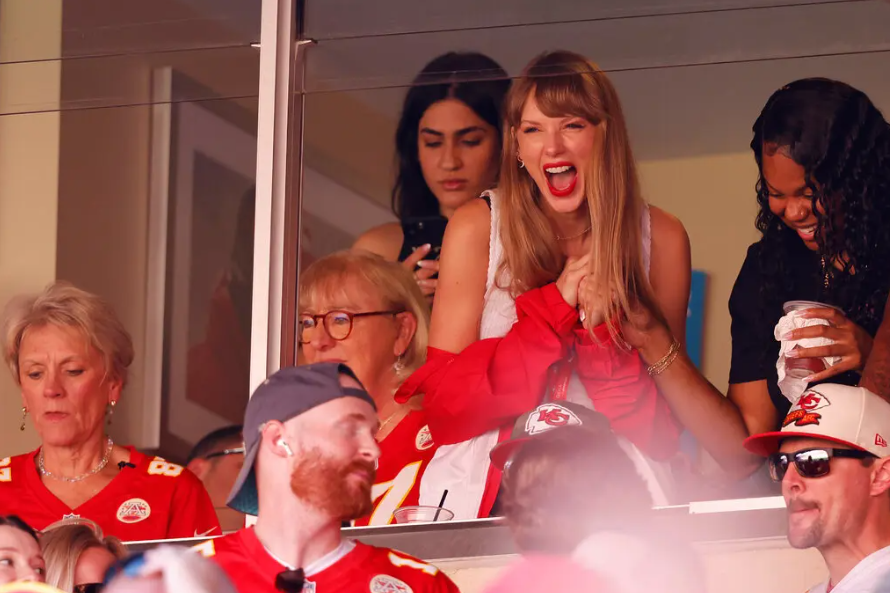 Taylor Swift reacting to Travis Kelce during the Chiefs game.
